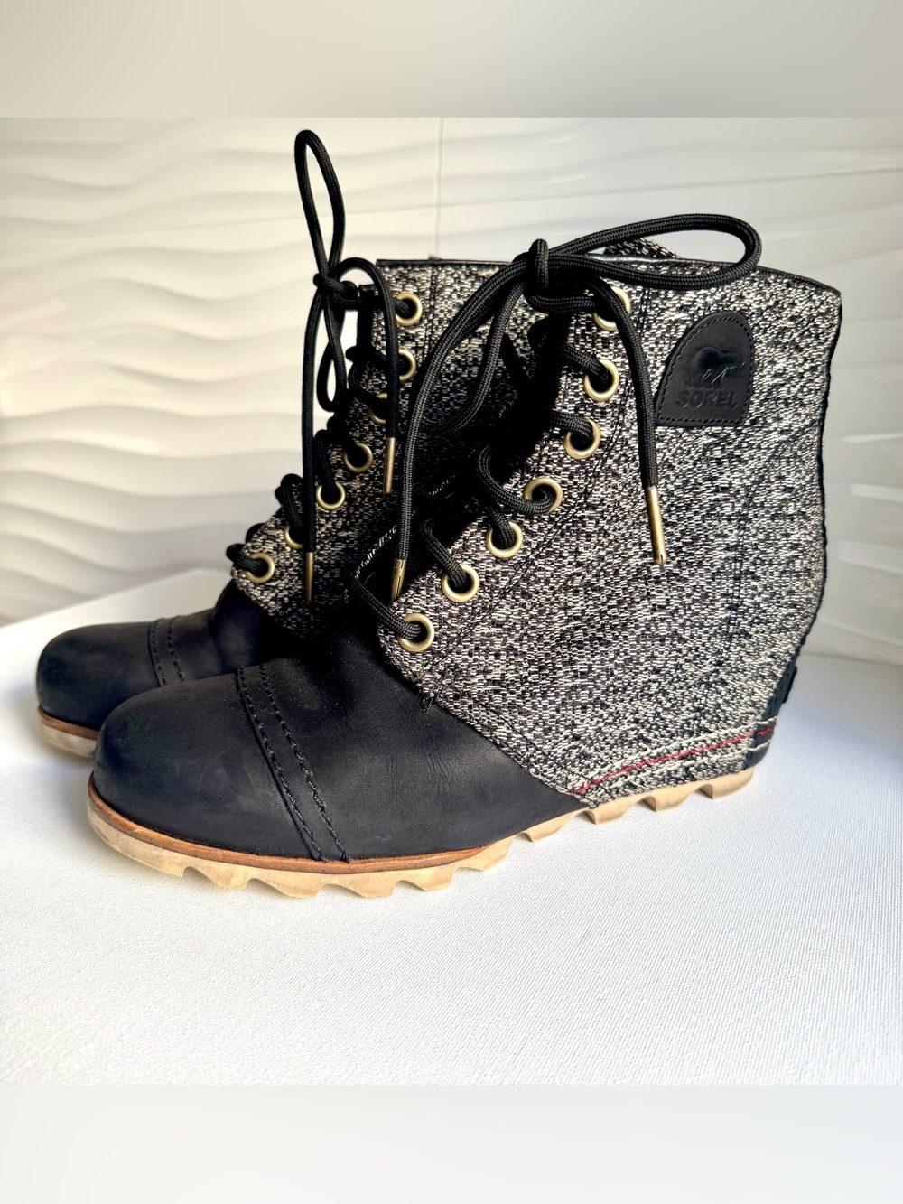 Sorel Joan of Arctic Wedge III Lexie boots in black and sea